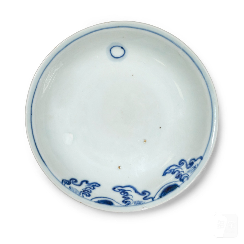 明天啓 青花古染付明月波浪紋盤 | A BLUE AND WHITE KOSOMETSUKE 'MOON AND WAVES' DISH